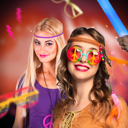 Twee vrouwen met kleurrijke festival accessoires en vrolijke outfits op een feestelijke festivals achtergrond