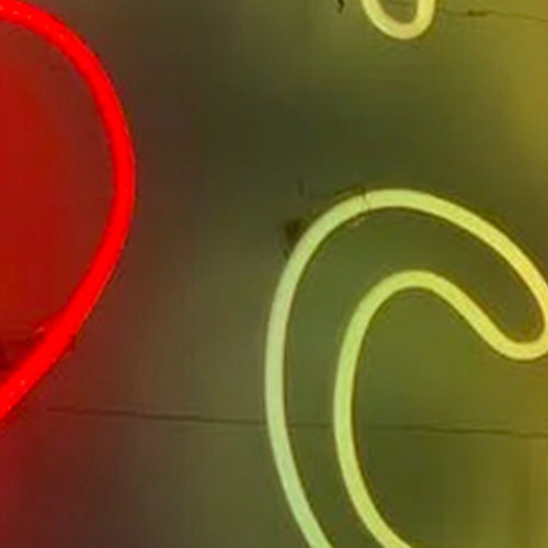 Neonlicht hart in rood en geel als Valentijn versiering voor romantische sfeer