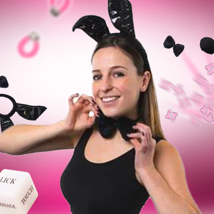 Vrouw die een Playboy Bunny kostuum draagt met konijnenoren en een strikje op een roze achtergrond